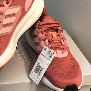 PureBoost22 Woman’s Size 7 Wonder Red/Wonder Mauve/Black & Beam Orange Soles NWT